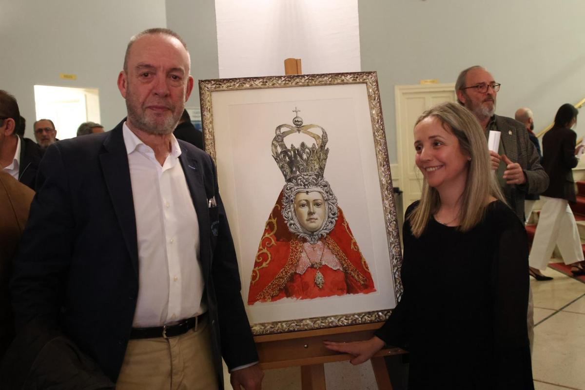 El artista Fernando Lozano Bordell junto a su acuarela y a la presidenta de la Concha, Belén Panero, en el vestíbulo del Principal