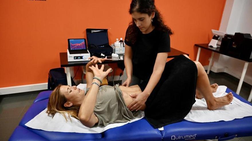 Yaeli Bermello durante una sesión de fisioterapia.   | // RAFA VÁZQUEZ