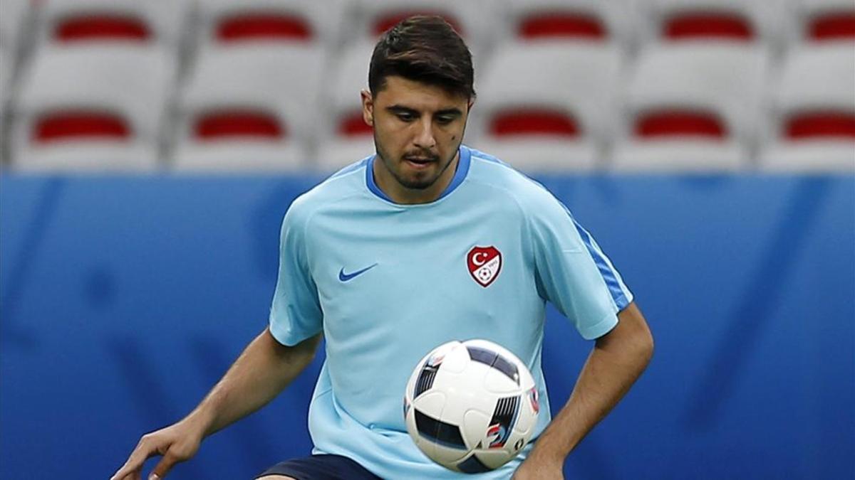 Ozan Tufan, durante un entrenamiento de la selección turca, en Niza