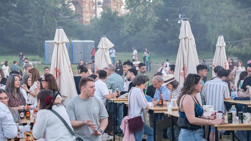 Mérida se zampa miles de hamburguesas a los pies del acueducto de los Milagros