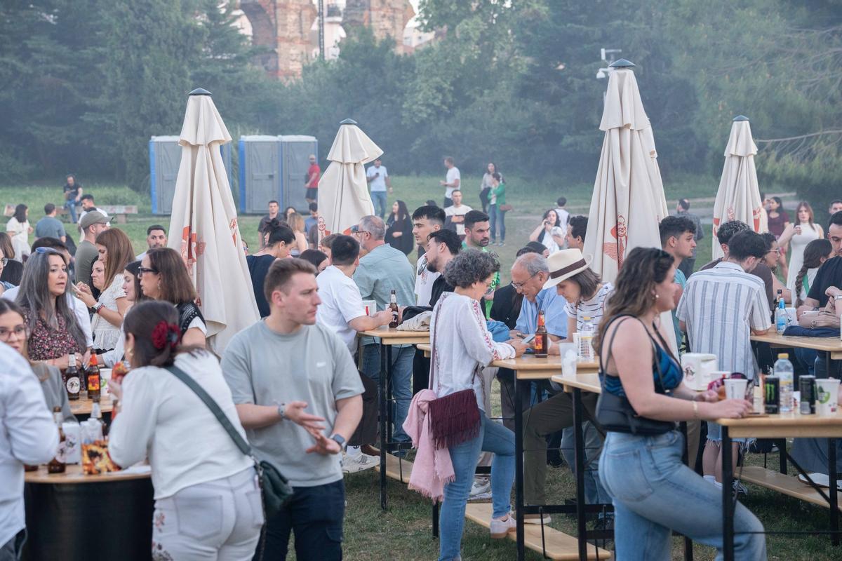 Hamburguesas y ambientazo a los pies del acueducto de los Milagros.