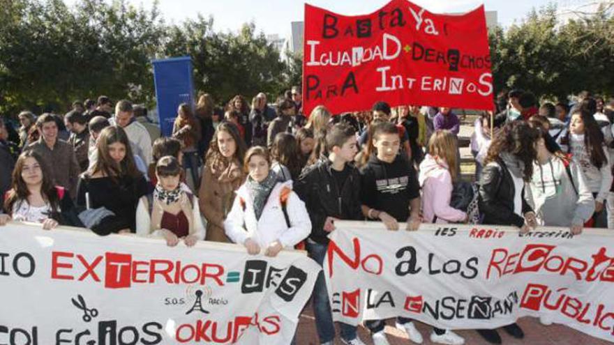 Alumnos y profesores del Instituto Radio Exterior durante la protesta de ayer.