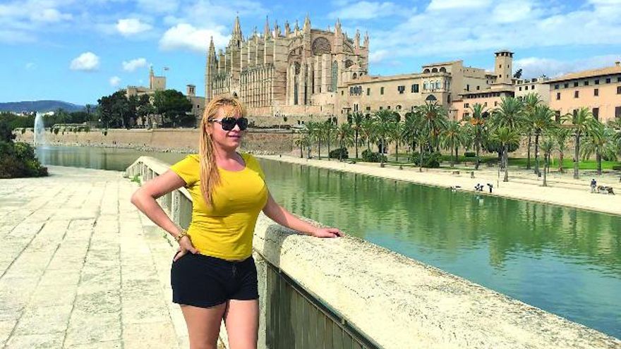 Lorena Reyes Mantilla posa en las cercanías de la catedral de Palma de Mallorca.