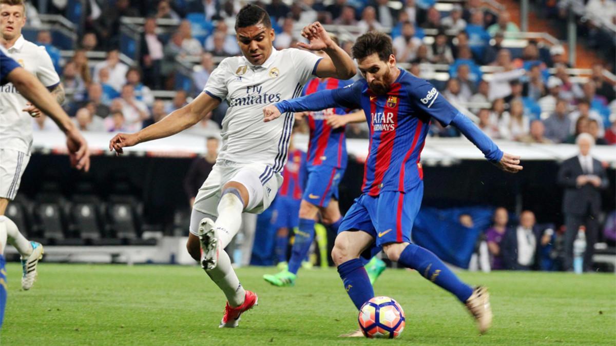 Casemiro y Leo Messi durante uno de los clásicos entre el Barça y el Real Madrid durante la temporada 2016/17