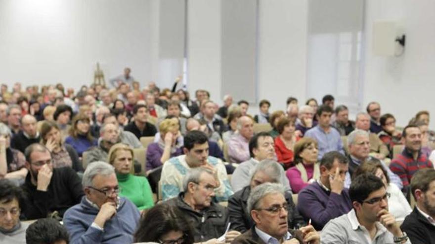 Asistentes a una de las sesiones celebradas ayer en El Coto, Gijón.