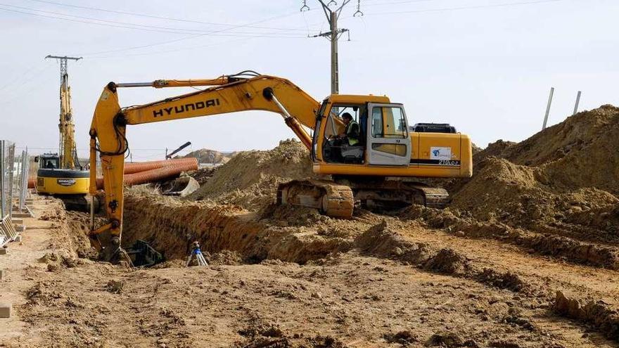 Obras del nuevo colector que se está construyendo en Roales.