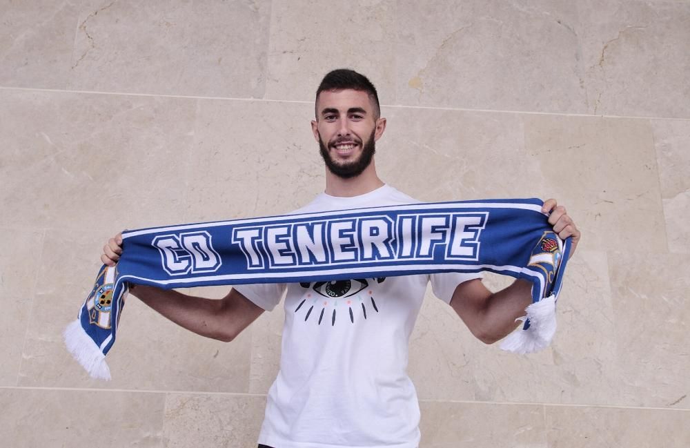 Llegada de los nuevos futbolistas blanquiazules al aeropuerto Tenerife Norte.