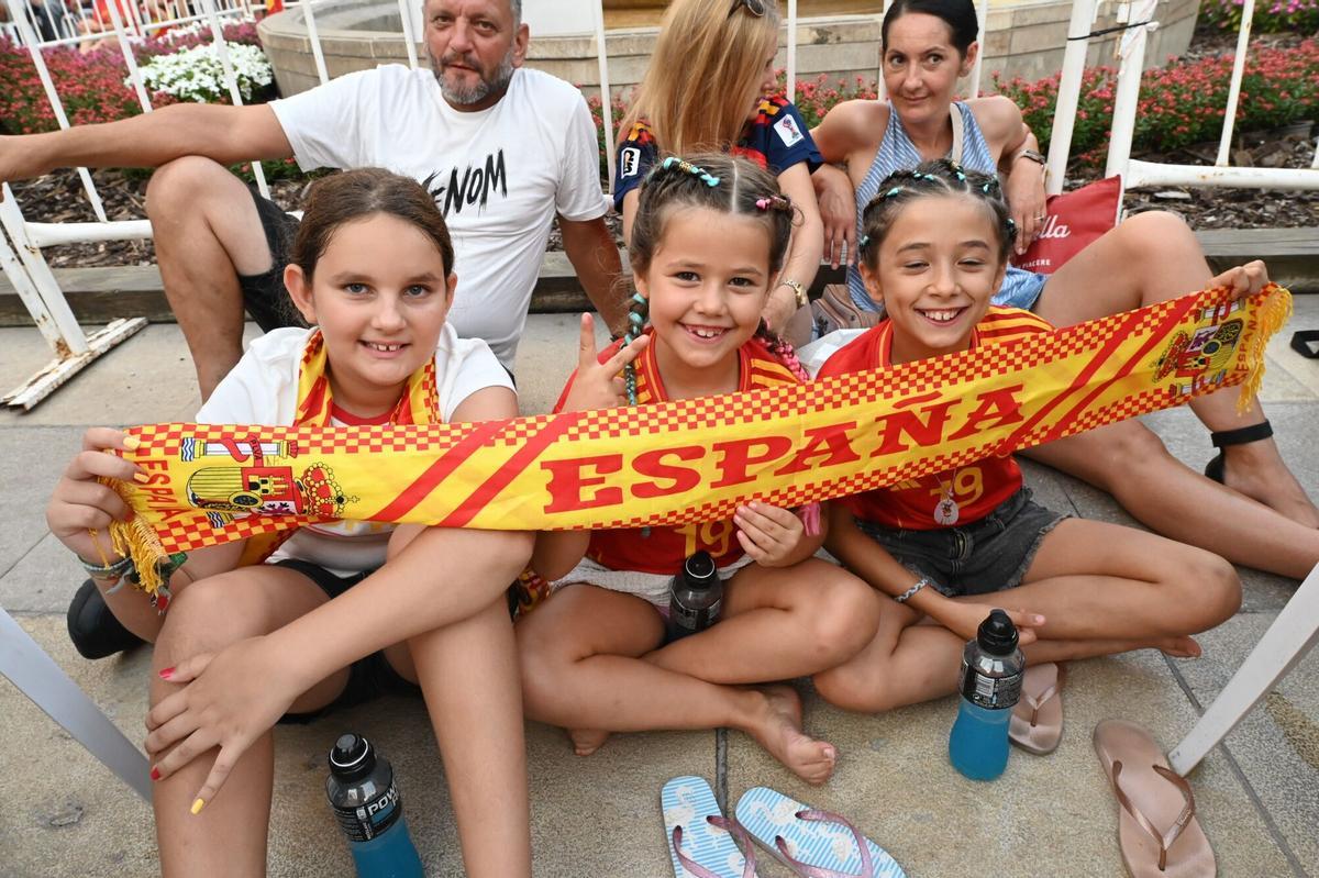 Los aficionados vibran desde la Plaza Mayor. Los aficionados vibran desde la Plaza Mayor.