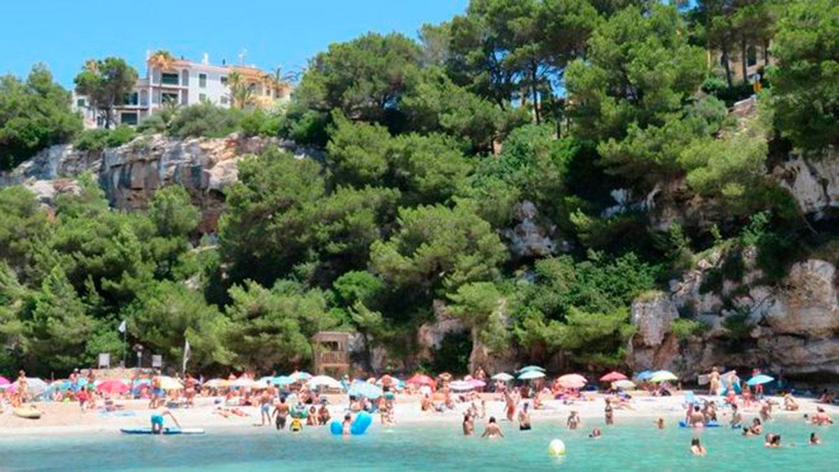 Los bañistas disfrutando de una playa de Mallorca