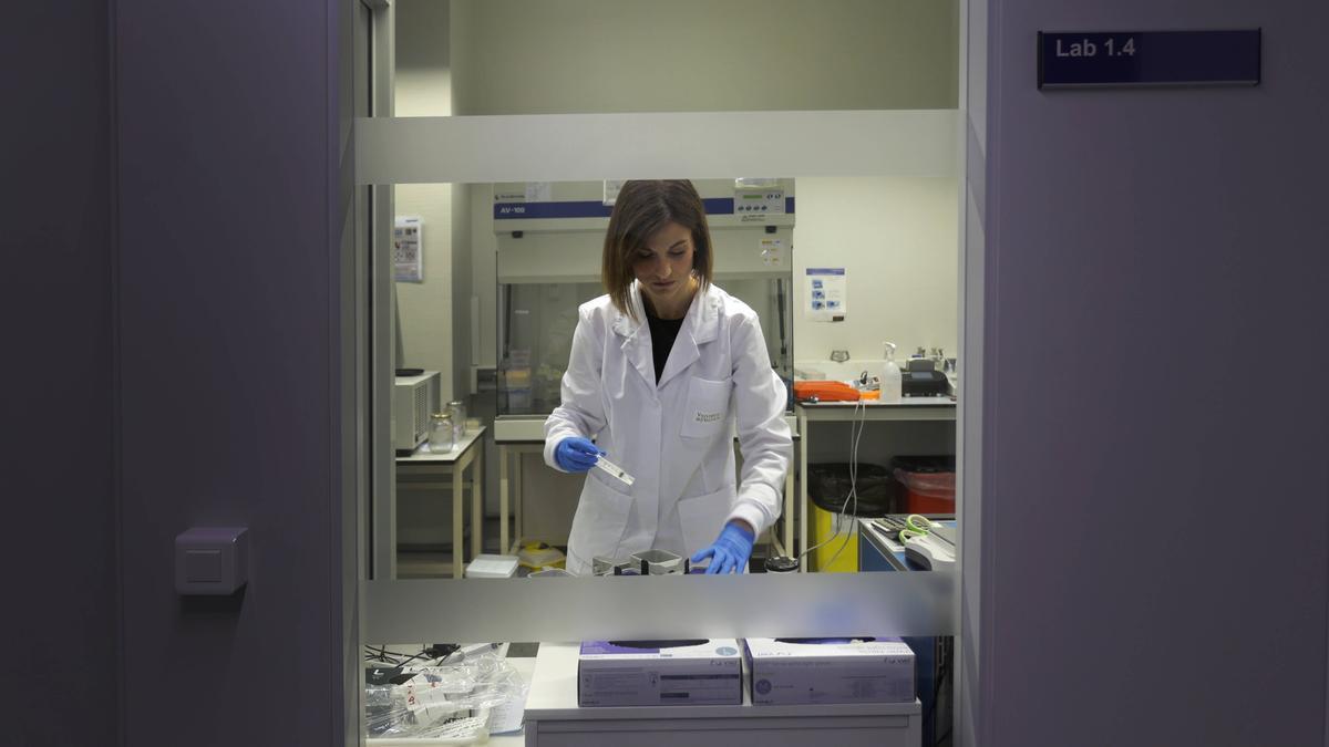 Pilar Domingo-Calap, en el laboratorio del I2SysBio, del CSIC-UV