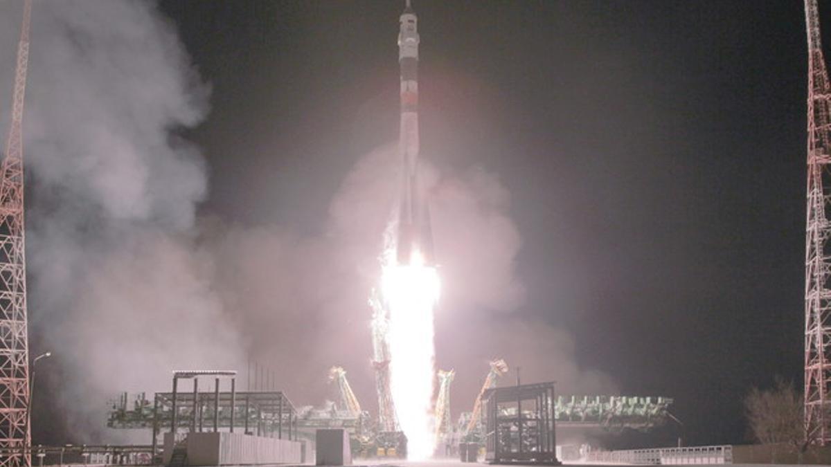 La Soyuz TMA-15M despega del cosmódromo de Baikonur, en Kazastán, esta madrugada.