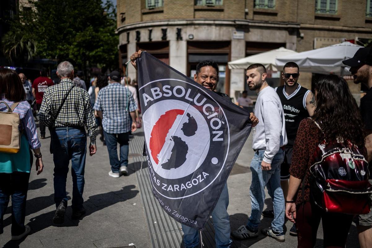 Un manifestante, con una pancarta que pide la absolución de 'los 6 de Zaragoza', este sábado.