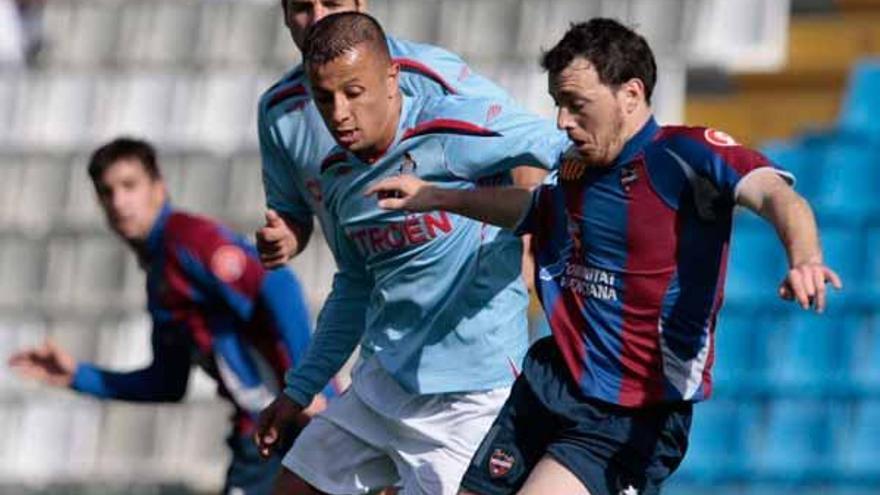 Ghilas persigue a Pedro Vega en el partido ante el Levante del domingo en Balaídos.