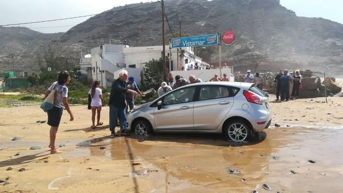 Unos turistas entran con el coche a la playa de Taurito y se queda enterrado en la arena