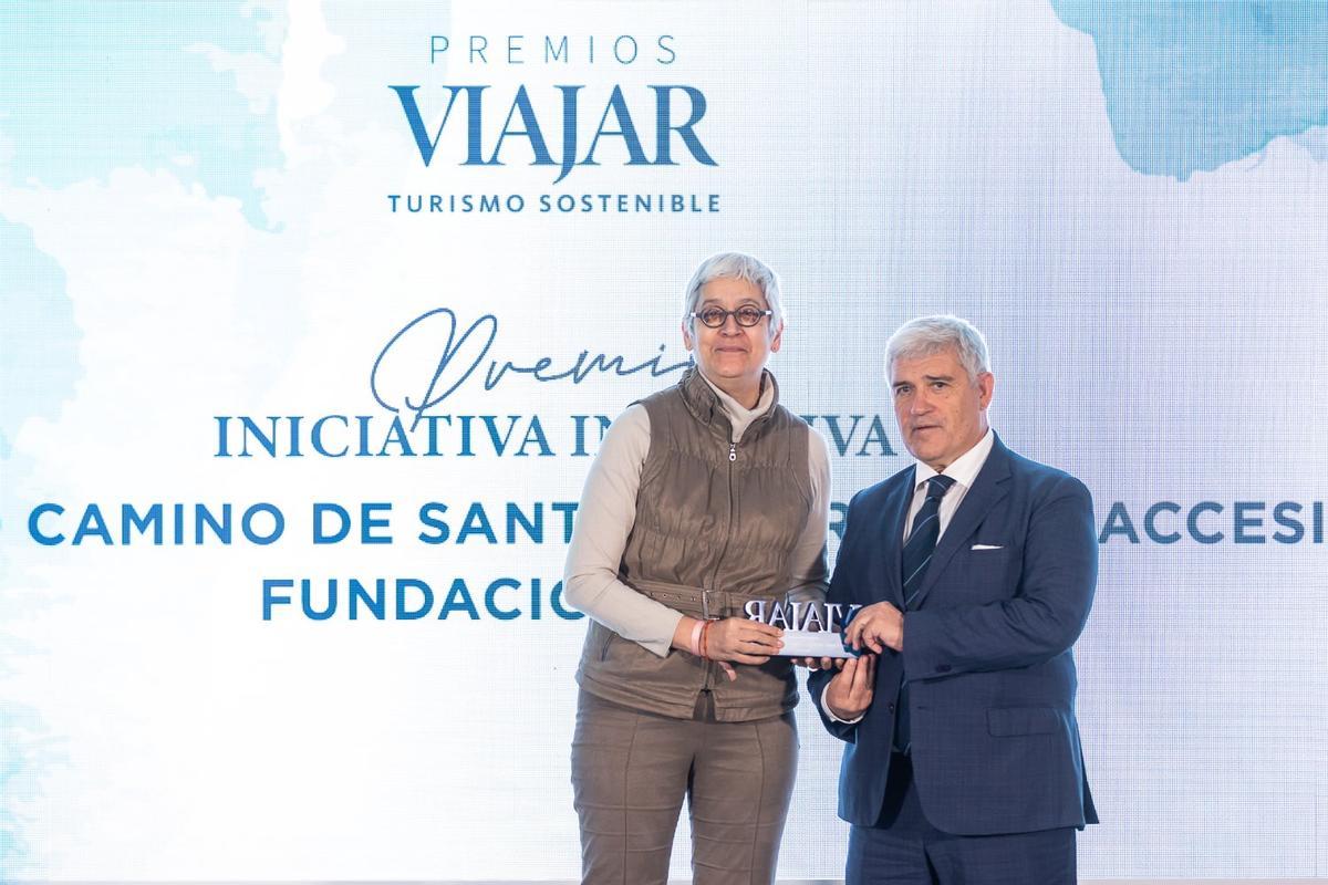 Mercè Luz Arqué, jefa del Área de cultura y ocio de Fundación ONCE, recibe el Premio a la Iniciativa Inclusiva.