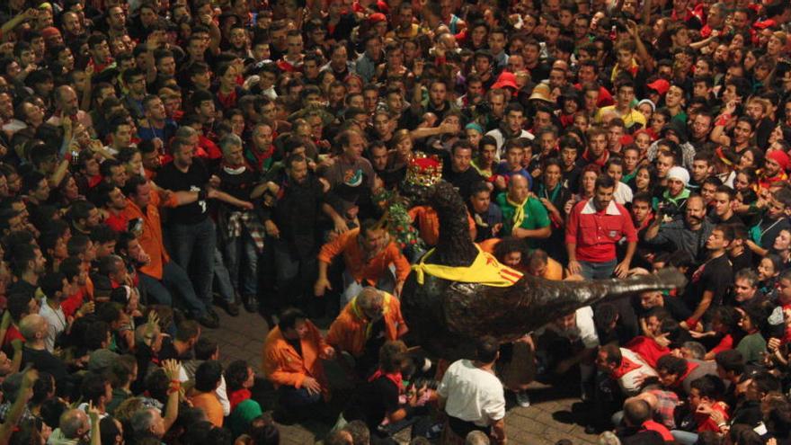 L&#039;Àliga ballant enmig de la multitud que omple la Plaça de Sant Pere a la Patum Completa extraordinària