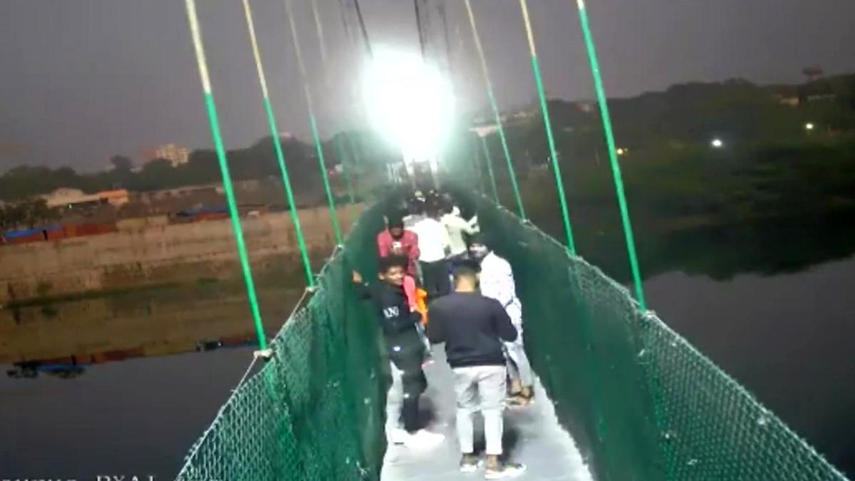 Video del momento del derrumbe del puente en la India