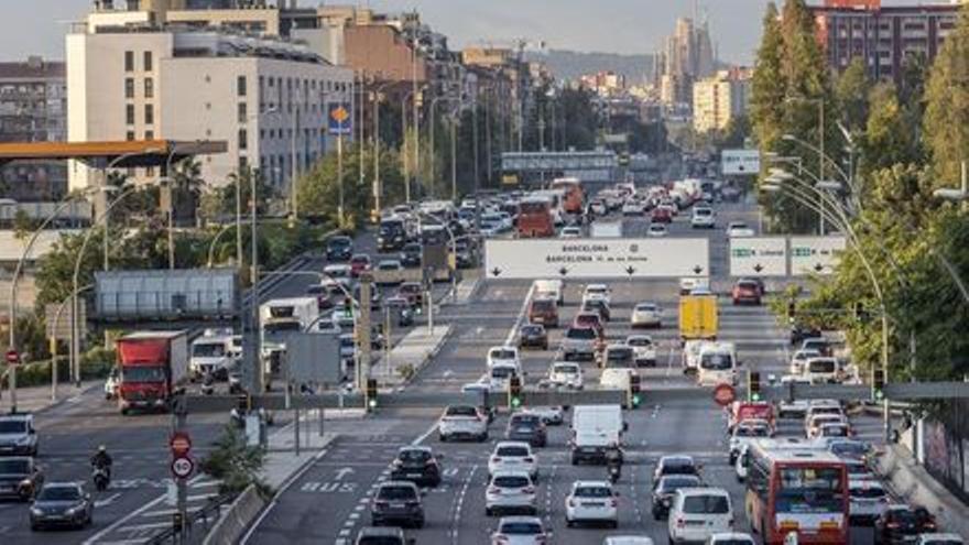 Retenciones a la entrada de Barcelona por la Meridiana, este martes.