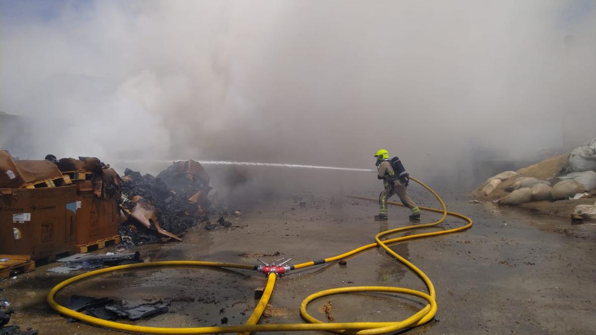 Un bombero combate las llamas durante la intervención.