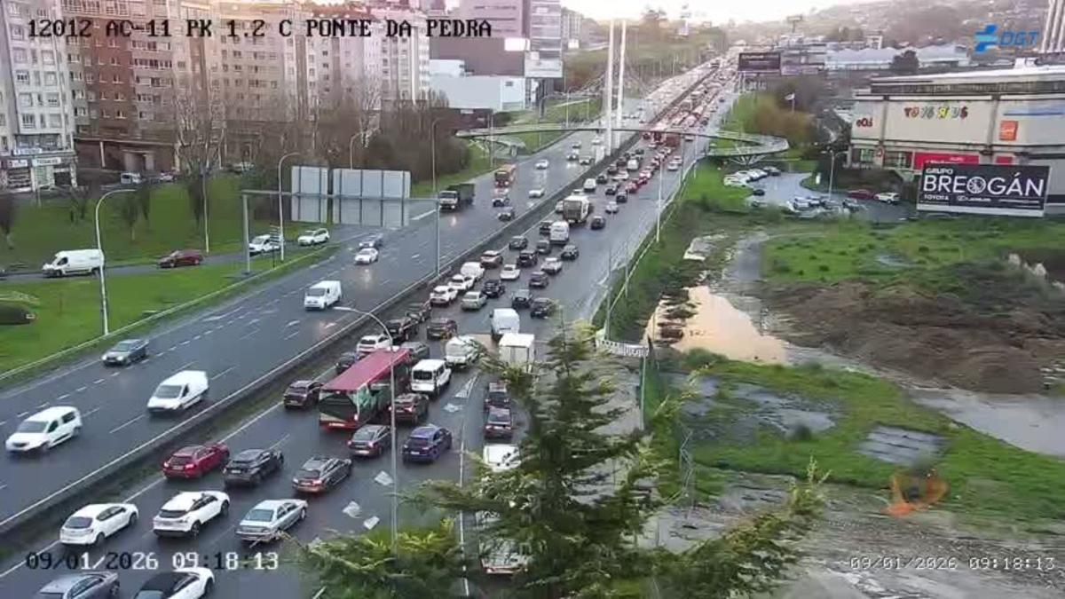 Atasco en la salida de A Coruña por Alfonso Molina, esta mañana.