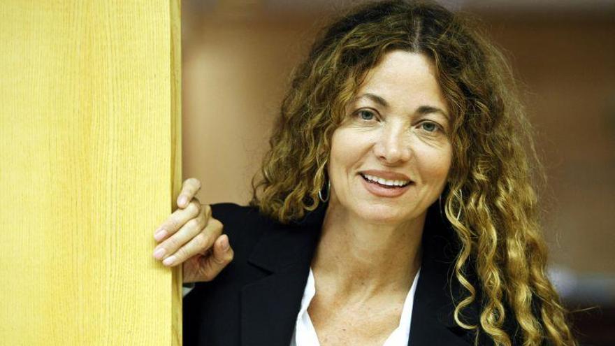 Ángela Becerra gana el Lara con una historia feminista