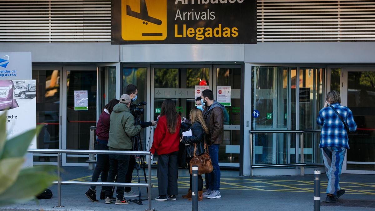 un grupo de personas en el aeropuerto de Ibiza, en una imagen de archivo.