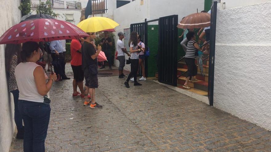 Padres recogen a los alumnos de El Carmen a la salida del colegio.