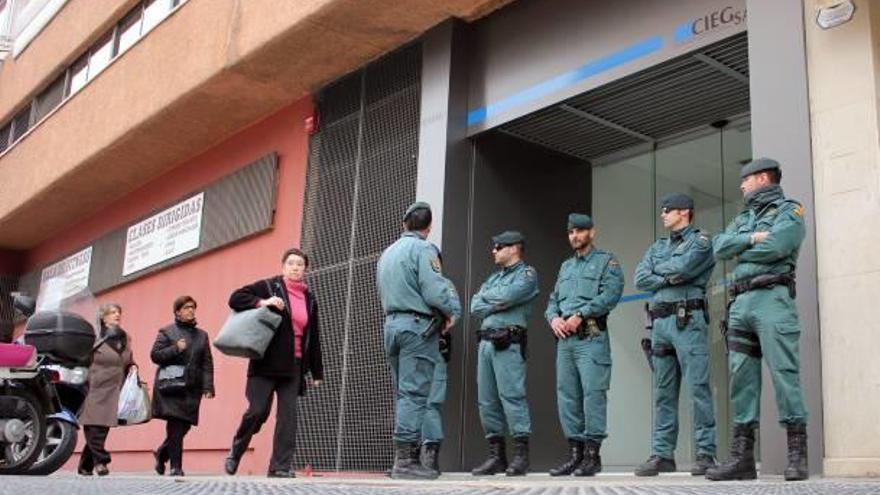 La Guardia Civil a las puertas de Ciegsa en enero de 2016.