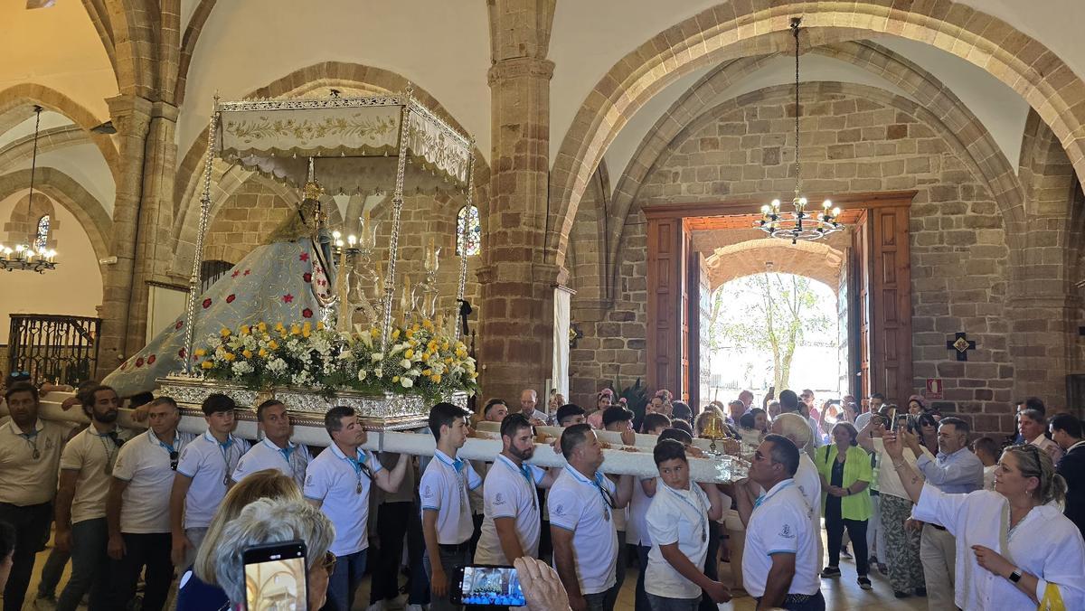 Los costaleros portan en andas a la Virgen del Sol, este domingo, en Adamuz.