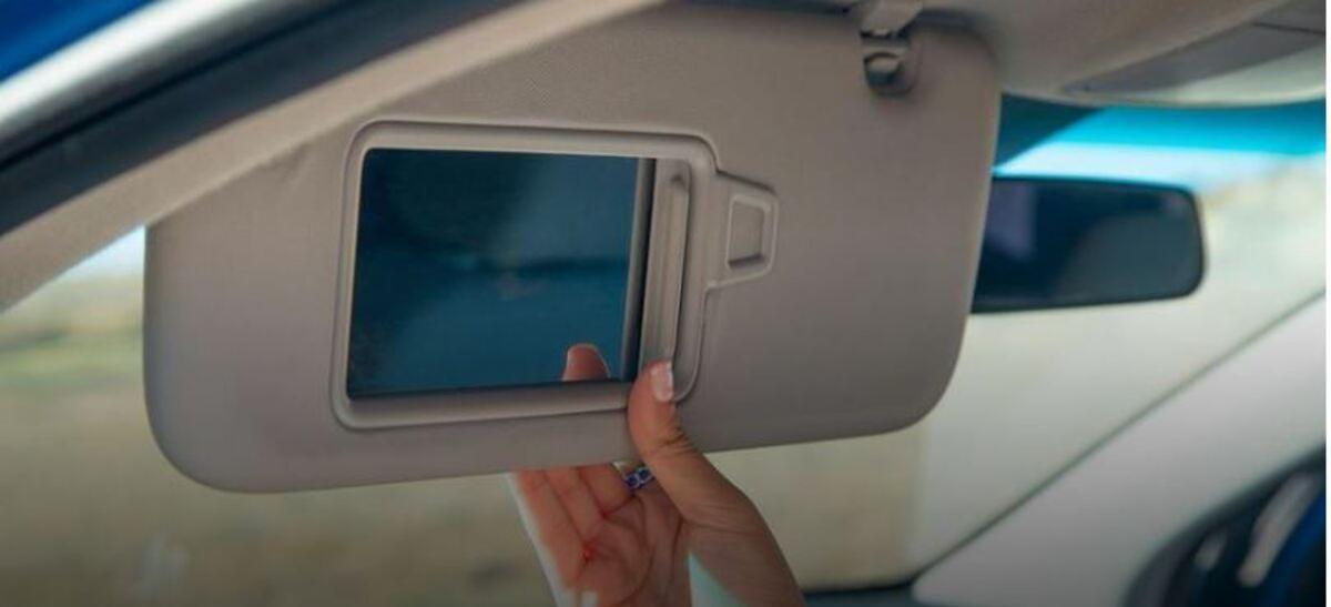 La Guardia Civil ya extrema la vigilancia en las viseras parasol de encima del conductor y copiloto: 200 euros y la retirada de dos puntos