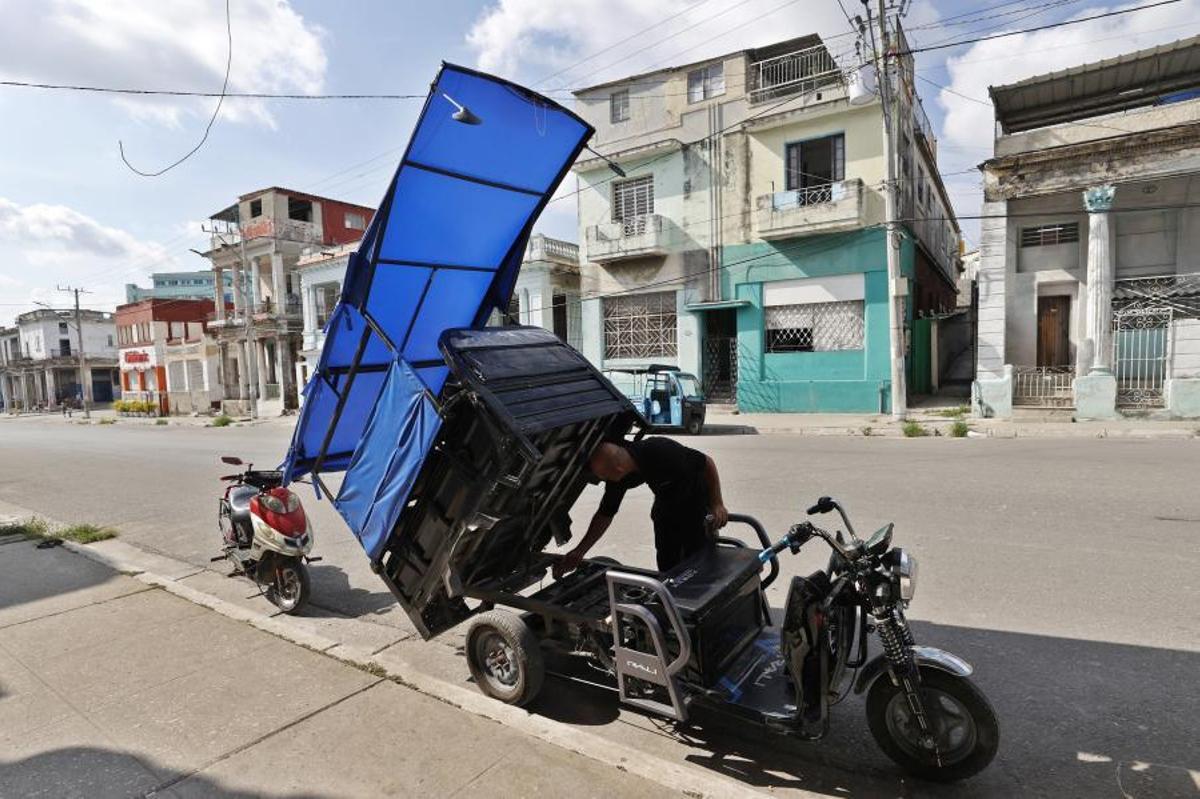 Cuba marca un nuevo récord de apagones: hasta un 70 % del país permanece simultáneamente sin suministro eléctrico. AME1752. Una persona realiza labores de mecánica en un triciclo eléctrico este jueves en La Habana, Cuba. El Gobierno cubano reconoció la víspera que la situación del Sistema Eléctrico Nacional (SEN) es “crítica”, con apagones en La Habana que superan las 22 horas diarias en los últimos días, mientras en las provincias los cortes alcanzan las dos jornadas consecutivas.