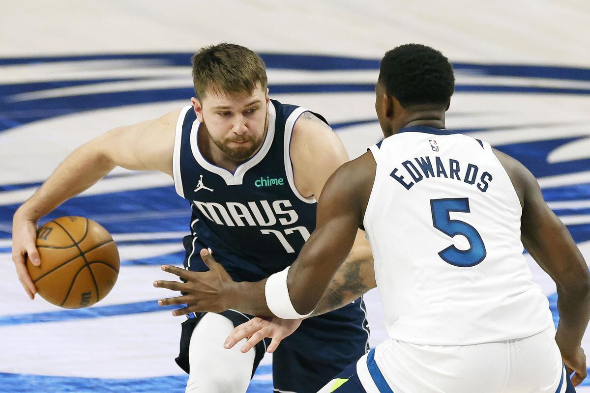 Dallas (United States), 29/05/2024.- Dallas Mavericks guard Luka Doncic (L) dribbles past Minnesota Timberwolves forward Anthony Edwards (R) during the first half of the NBA Western Conference Finals playoff game four between the Minnesota Timberwolves and the Dallas Mavericks in Dallas, Texas, USA, 28 May 2024. (Baloncesto) EFE/EPA/ADAM DAVIS SHUTTERSTOCK OUT. SHUTTERSTOCK OUT