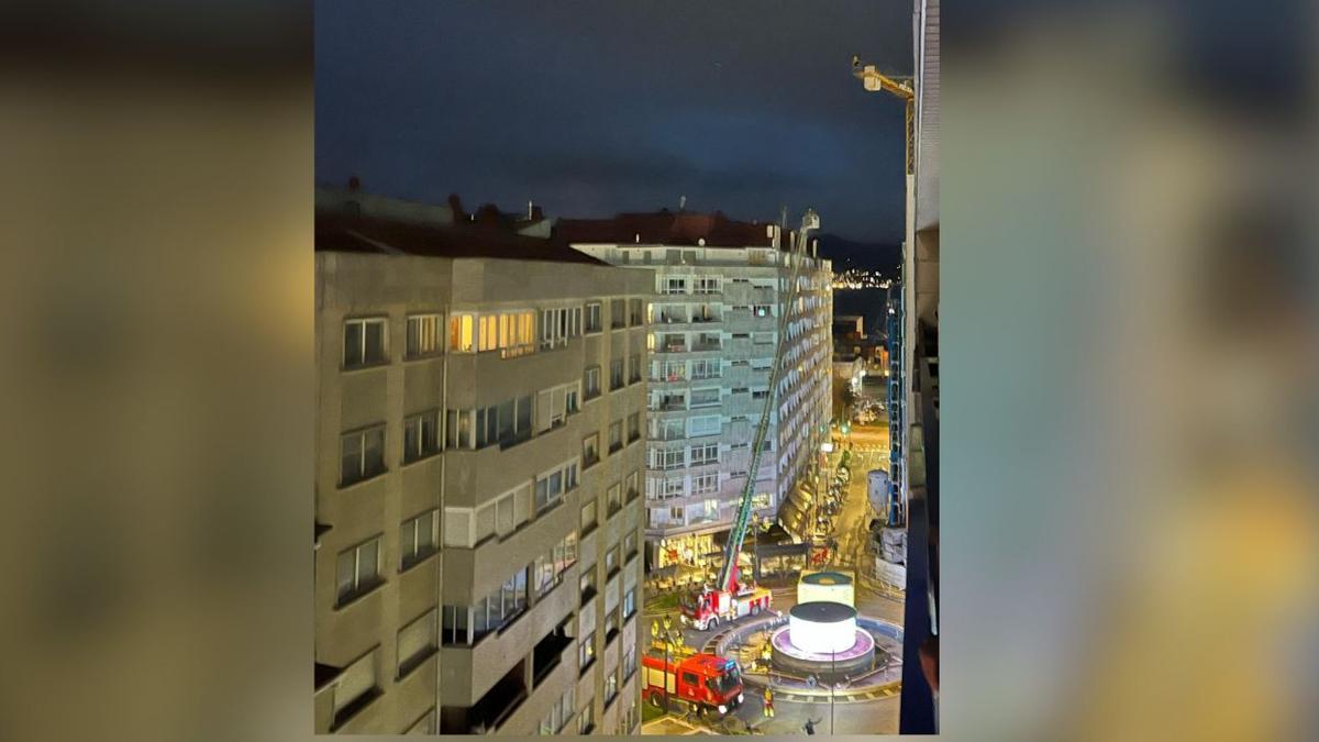 El hombre, subido al contrapeso de la grúa, y enfrente la escalera de bomberos intentando acceder a él.