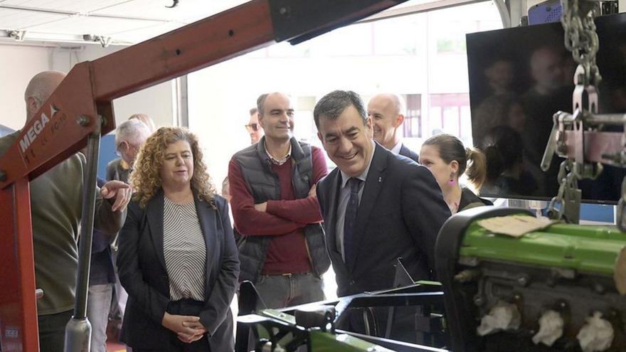 El conselleiro, en primer término, durante su visita al IES. | | LOC