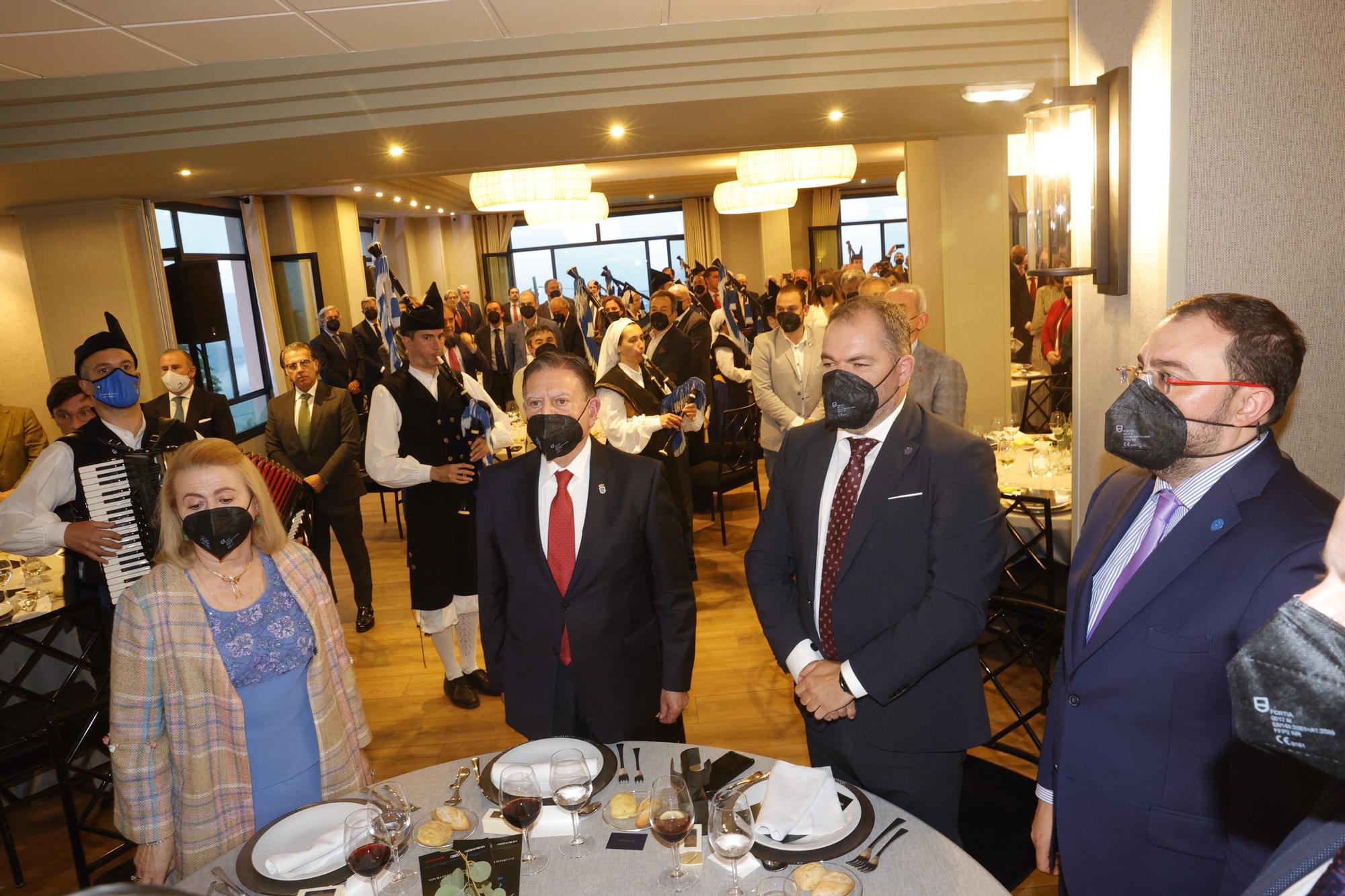 Entrega del premio "Oventese del año" al presidente la Cámara de Comercio, Carlos Paniceres