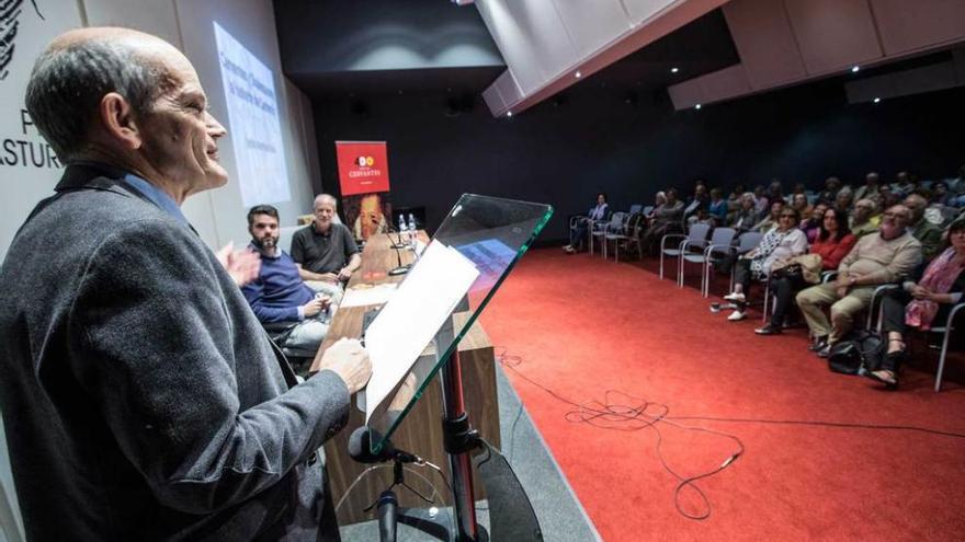 Emilio Martínez Mata, en primer término, durante su conferencia.