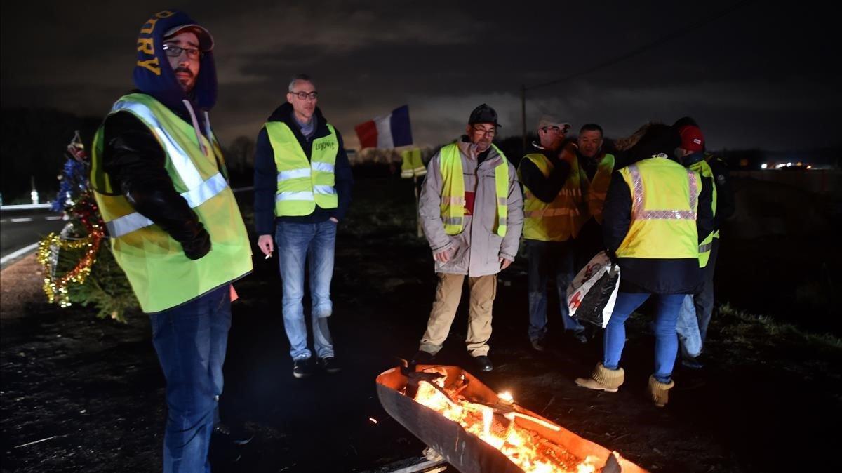 Macron ante la mayor crisis de su presidencia al no cesar la protesta de los chalecos amarillos.