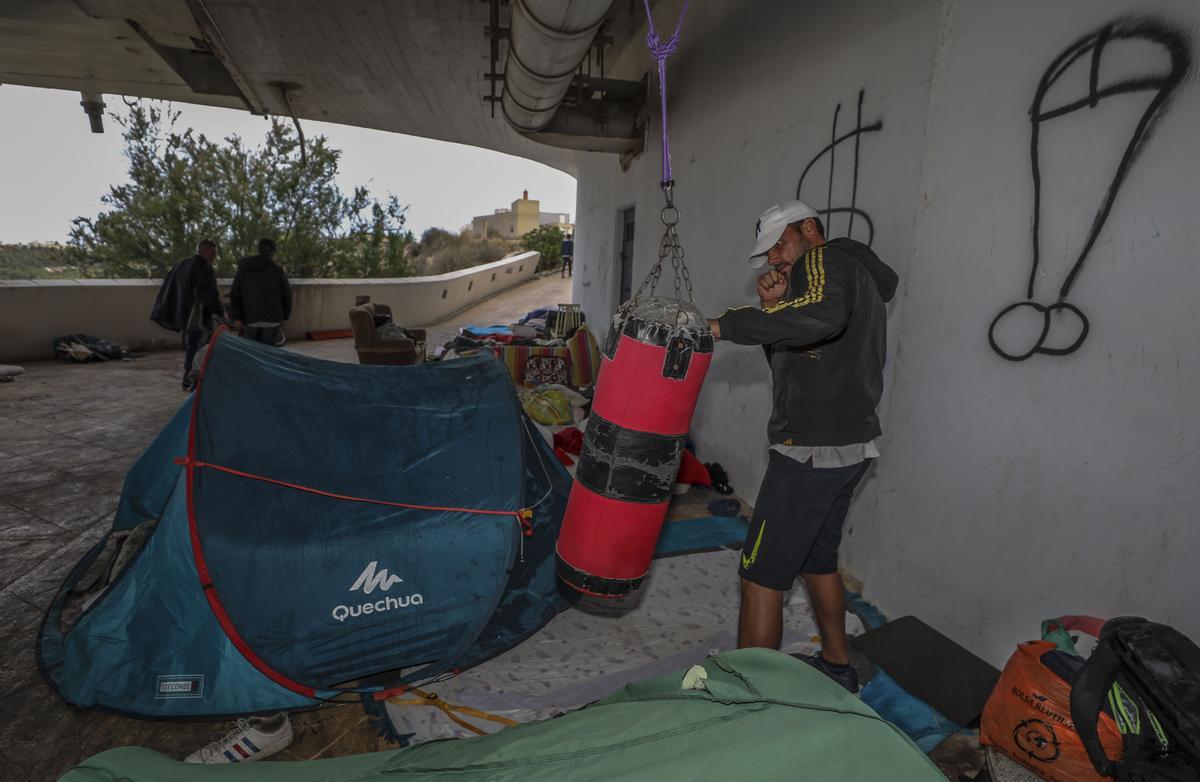 Hasta un saco de boxeo han podido colgar para practicar algo de deporte