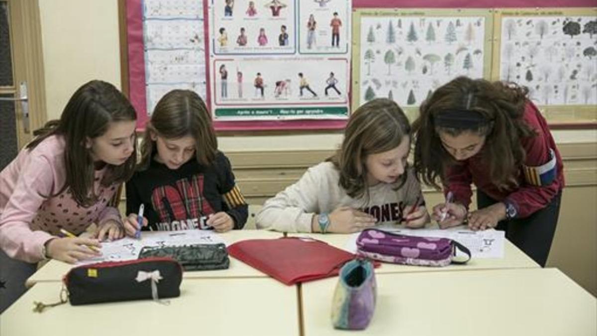 Tareas en el aula 8Estudiantes de la Escola del Mar de Barcelona hacen los deberes en el colegio.