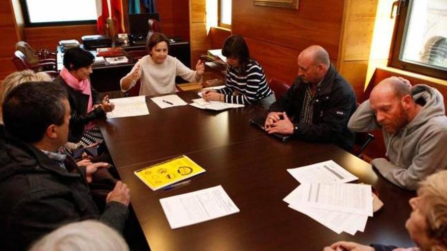 Los vecinos de la zona rural, ayer, reunidos con la Alcaldesa en el Ayuntamiento.