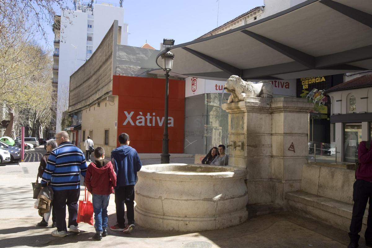 Font del Lleó junto a la Oficina de Turisme de Xàtiva, en una imagen de archivo.