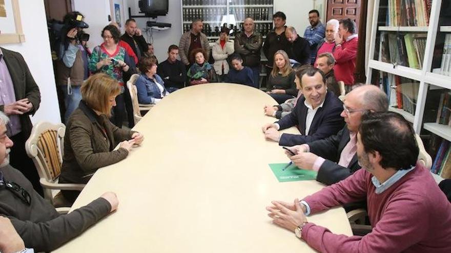 Los responsables de la Junta de Andalucía, con el delegado José Luis Ruiz Espejo a la cabeza, se reunieron ayer con los trabajadores en La Cónsula.