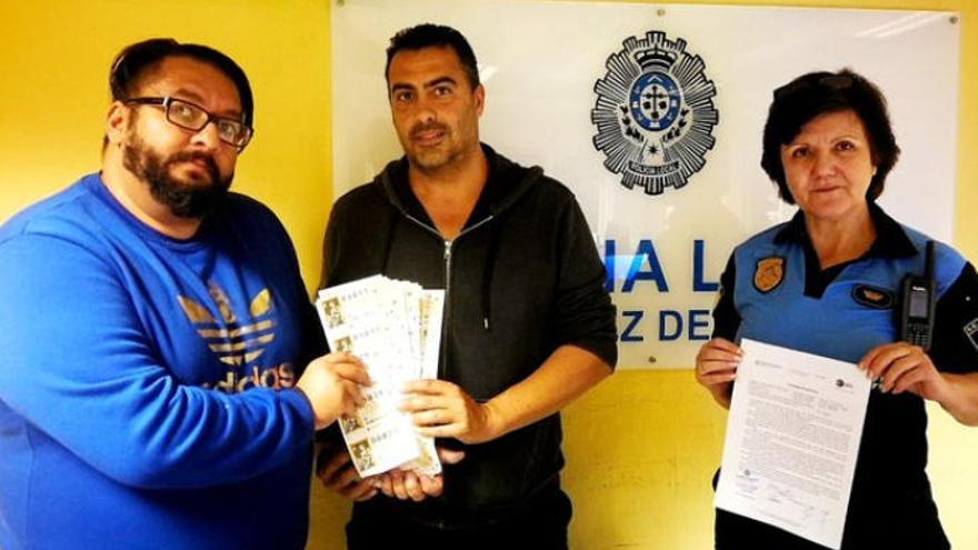 El hombre que encontró la carpeta se la entrega a su propietario.