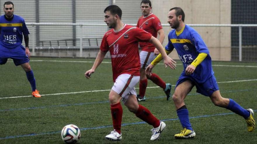 Imagen del partido que enfrentó ayer al Estradense B y al Agolada. // Bernabé/Javier Lalín