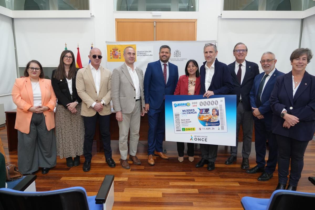 La homenajeada, junto a autoridades y amigos, durante el acto de presentación del cupón.