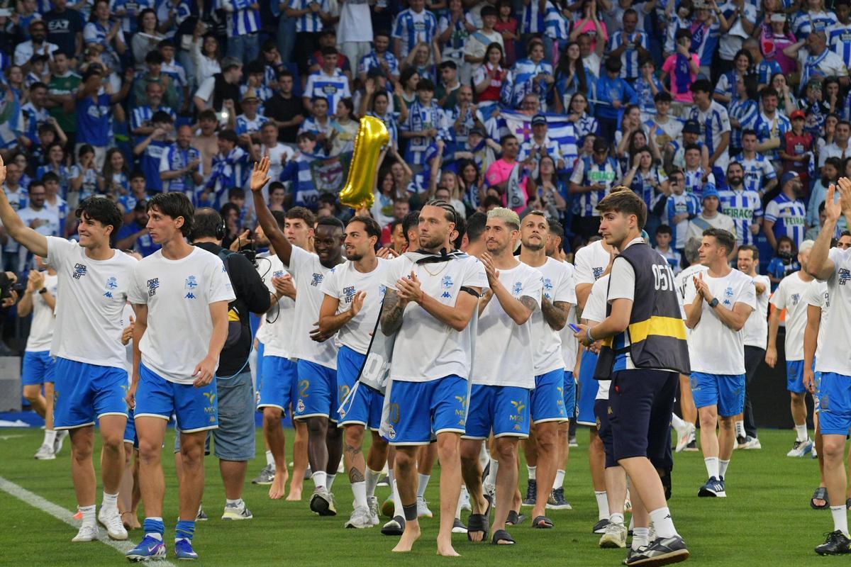 Así fue la invasión de aficionados en el campo en la celebración tras el partido en Riazor