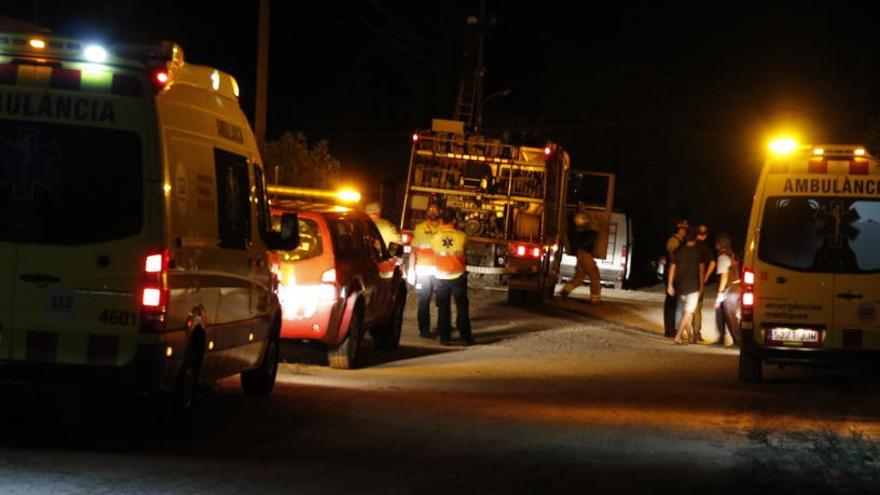 Vehicles d&#039;emergències en el perímetre de seguretat del lloc l&#039;explosió a la urbanització Montecarlo
