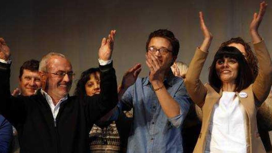 Montiel, a la izquierda, Íñigo Errejón y Sandra Mínguez, en el mítin del teatro Olympia.