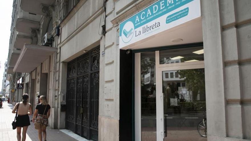 Una de las academias de València que se ha resentido ante la falta de estudiantes durante el verano. | MIGUEL ANGEL MONTESINOS