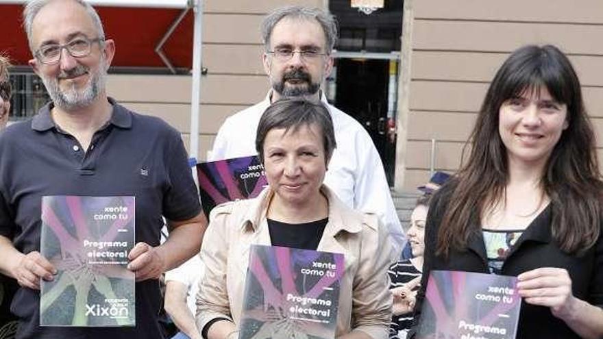 Yolanda González Huergo, en el centro, sostiene el programa de Podemos-Equo junto a otros miembros de su candidatura.